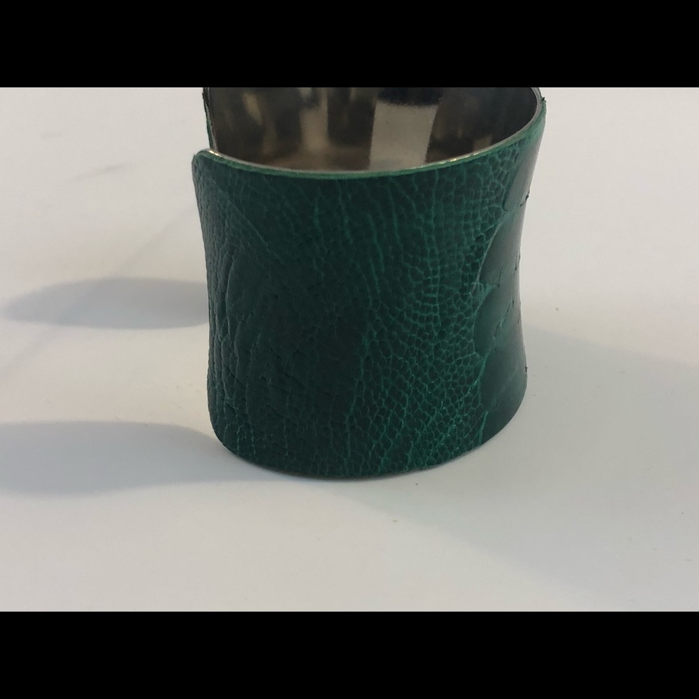Artisan handmade croc embossed green leather cuff - Picture 4 of 5